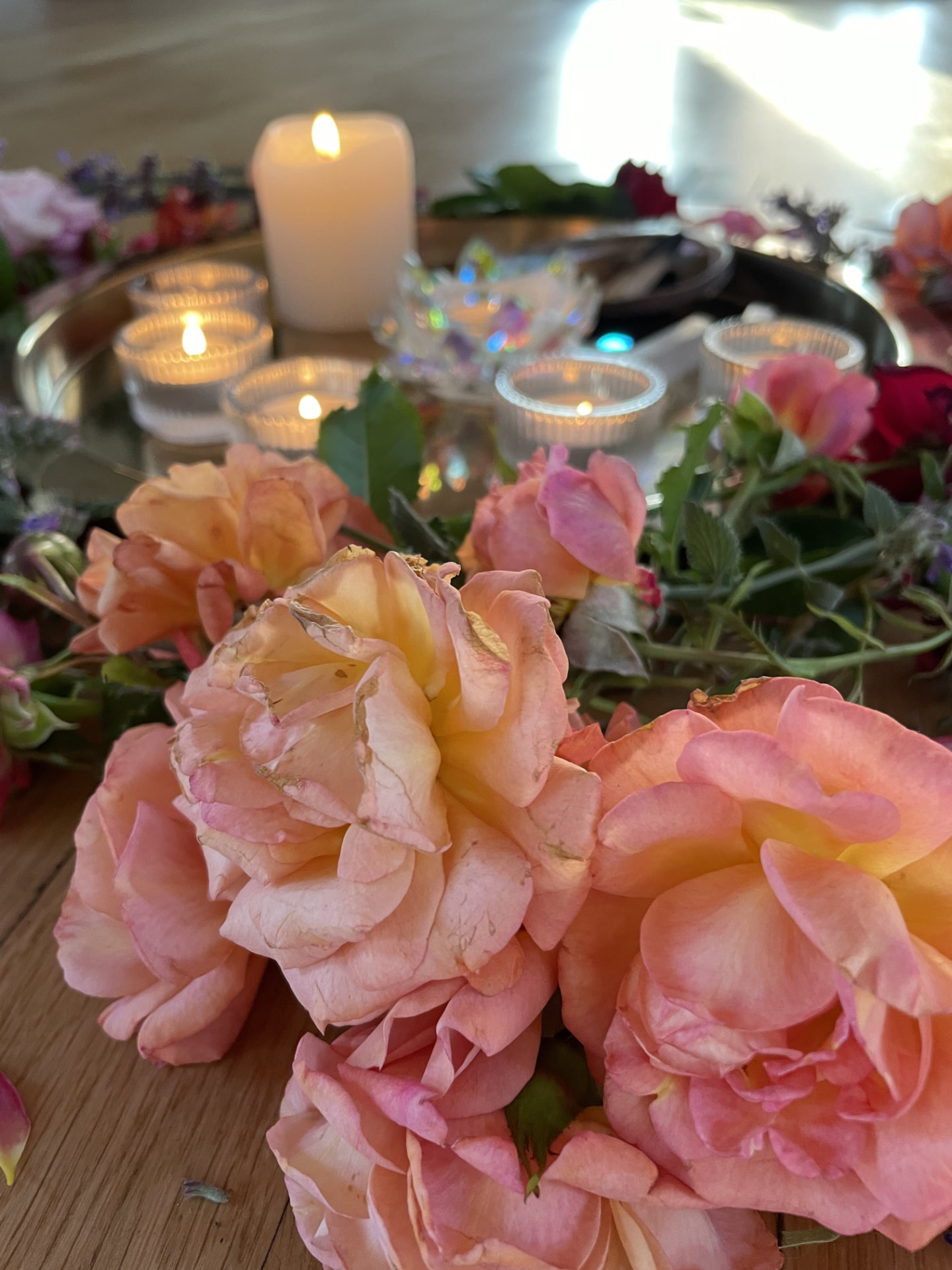 Rosen und brennende Kerzen auf dem Tisch – echtes Retreat-Foto