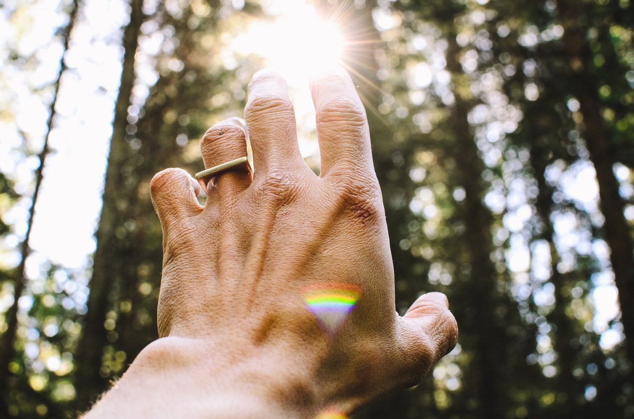 Hand im Sonnenlicht, in Schwarzweiß